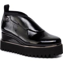 Półbuty UNITED NUDE - Flod Casual II 10417579129 Black Patent. Czarne półbuty damskie United Nude, na co dzień, bez wzorów, ze skóry ekologicznej, casualowe, bez obcasa, na koturnie, bez zapięcia. Za 779,00 zł.