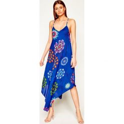 Sukienka letnia Desigual Vestito 20SWMW10. Niebieskie sukienki damskie Desigual, na lato, l, bez wzorów, z wiskozy, bez kołnierzyka, bez rękawów. W wyprzedaży za 299,00 zł.