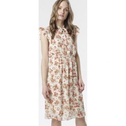Kremowa Sukienka Calirelia. Brązowe sukienki damskie Born2be, na imprezę, s, w kwiaty, eleganckie, z falbankami, bez rękawów, midi. Za 79,99 zł.