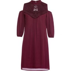 Sukienka cold-shoulder z koronką bonprix czerwony klonowy. Czerwone sukienki damskie bonprix, w koronkowe wzory, z koronki, bez kołnierzyka, bez rękawów. Za 109,99 zł.
