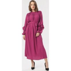 Fioletowa Sukienka Eshiryss. Fioletowe sukienki damskie Born2be, s, bez wzorów, bez kołnierzyka, bez rękawów, midi. Za 149,99 zł.