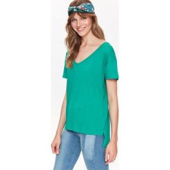 Luźny t-shirt damski z krótkim rękawem i dekoltem w serek. Zielone t-shirty damskie Top Secret, bez wzorów, z bawełny, z dekoltem w serek. W wyprzedaży za 19,99 zł.