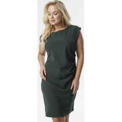Ciemnozielona Sukienka Mellobel. Zielone sukienki damskie Born2be, do pracy, bez wzorów, klasyczne, z okrągłym kołnierzem, bez rękawów, midi. Za 79,99 zł.