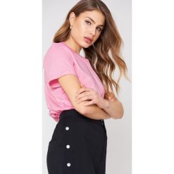 NA-KD Basic T-shirt oversize - Pink. Różowe t-shirty damskie marki NA-KD Basic, bez wzorów, z bawełny, bez kołnierzyka. W wyprzedaży za 21,18 zł.