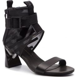Sandały UNITED NUDE - Molten Calla Mid 1043258712527 Black Printed Mesh. Czarne klapki damskie marki United Nude, bez wzorów, ze skóry, bez obcasa, na obcasie. Za 939,00 zł.