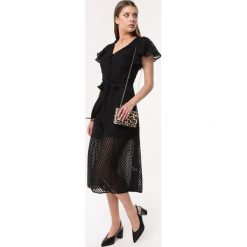 Czarna Sukienka Specifies. Czarne sukienki damskie Born2be, na lato, m, bez wzorów, z tkaniny, bez kołnierzyka, bez rękawów, midi. Za 139,99 zł.