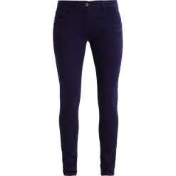 Patrizia Pepe Jeansy Slim Fit lapis blue. Niebieskie rurki damskie Patrizia Pepe, z elastanu. W wyprzedaży za 384,30 zł.