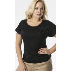 Czarna Bluzka Thalura. Czarne bluzki damskie Born2be, xl, z haftami, z dzianiny, glamour, z okrągłym kołnierzem, z krótkim rękawem. Za 39,99 zł.