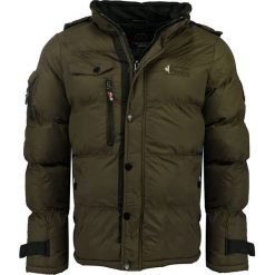 Kurtka zimowa w kolorze khaki. Brązowe kurtki chłopięce na zimę, z haftami. W wyprzedaży za 209,95 zł.