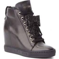 Sneakersy CARINII - B4518 E50-F81-000-B88. Czarne półbuty damskie marki Carinii, bez wzorów, ze skóry, bez obcasa, na koturnie, bez zapięcia. W wyprzedaży za 309,00 zł.