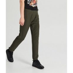 Dresowe joggery z paskiem - Khaki. Brązowe spodnie męskie Cropp, s, bez wzorów, z dresówki. W wyprzedaży za 49,99 zł.