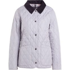 Barbour SPRING ANNANDALE Kurtka przejściowa light grey. Szare kurtki damskie Barbour, bez wzorów, z poliesteru. W wyprzedaży za 545,35 zł.