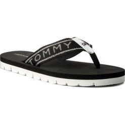 Japonki TOMMY HILFIGER - Flexible Essential Beach Sandal FW0FW02365 Black 990. Czarne klapki damskie z materiału. W wyprzedaży za 119,00 zł.