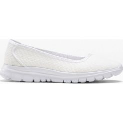 Baleriny z pianką Youfoam bonprix biały. Białe baleriny damskie bonprix, bez wzorów, sportowe, bez obcasa. Za 84,99 zł.