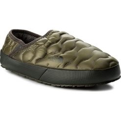 Kapcie THE NORTH FACE - Thermoball Traction Mule IV T9331EZFP Shiny Burnt Olive Green/Black Ink Green. Zielone kapcie męskie marki The North Face, z gumy. W wyprzedaży za 169,00 zł.