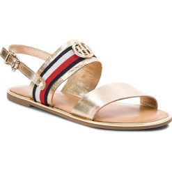 Sandały TOMMY HILFIGER - Corporate Ribbon Flat Sandal Met FW0FW02837 Mekong 709. Żółte klapki damskie TOMMY HILFIGER, bez wzorów, ze skóry ekologicznej, bez obcasa. W wyprzedaży za 239,00 zł.