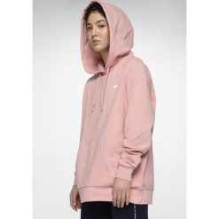 Bluza damska BLD303 - jasny róż. Różowe bluzy damskie 4f, bez wzorów, z dzianiny, bez rękawów, bez kaptura. Za 139,99 zł.
