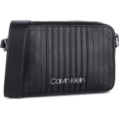 Torebka CALVIN KLEIN - Strapped Camerabag K60365K605 001. Czarne listonoszki damskie Calvin Klein, bez wzorów, ze skóry, wizytowe, bez dodatków. Za 799,00 zł.