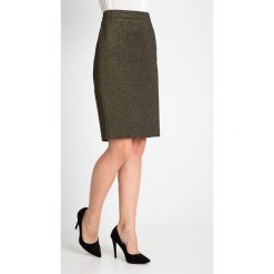 Złota ołówkowa spódnica QUIOSQUE. Żółte spódniczki dzianinowe marki QUIOSQUE, glamour, ołówkowe. W wyprzedaży za 59,99 zł.