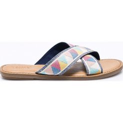 Toms - Klapki. Klapki damskie Toms, bez wzorów, z materiału, bez obcasa, na płaskiej podeszwie. W wyprzedaży za 119,90 zł.