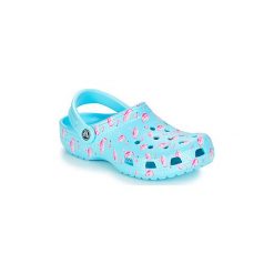 Chodaki Crocs CLASSIC SEASONAL GRAPHIC CLOG. Niebieskie klapki damskie Crocs, bez wzorów, bez obcasa. Za 179,00 zł.