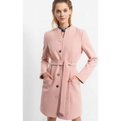 Trapezowy płaszcz z guzikami. Różowe płaszcze damskie marki Orsay, w paski, z elastanu, eleganckie, długie. Za 219,99 zł.