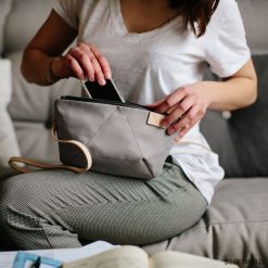 Torebka BEE LIGHT GREY. Szare torebki klasyczne damskie marki Pakamera, w geometryczne wzory, z tkaniny, małe. Za 170,00 zł.