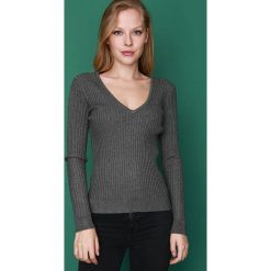 Swetry klasyczne damskie: Sweter w kolorze szarym