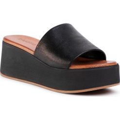 Klapki INUOVO - 602007 Black. Czarne klapki damskie Inuovo, bez wzorów, ze skóry, bez obcasa, na koturnie. W wyprzedaży za 219,00 zł.