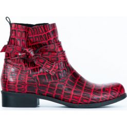 Botki z kokardą - skóra naturalna - model 458 - kolor czarno-czerwony krokodyl. Czerwone botki damskie Zapato, z jeansu, eleganckie, z okrągłym noskiem, bez obcasa, na płaskiej podeszwie, bez zapięcia. W wyprzedaży za 319,20 zł.