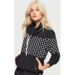 Bluzy damskie: Wzorzysta bluza z kołnierzem - Czarny