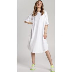 Biała Sukienka Halirene. Białe sukienki damskie Renee, s, bez wzorów, z dzianiny, z okrągłym kołnierzem, z krótkim rękawem, krótkie, midi, oversize. Za 89,99 zł.