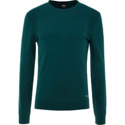 BOSS CASUAL KOSAWIROS Sweter dark green. Zielone swetry klasyczne męskie BOSS Casual, m, z bawełny. Za 499,00 zł.