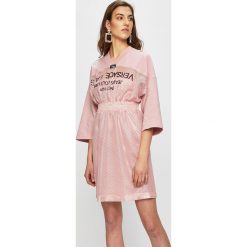 Versace Jeans - Sukienka. Różowe sukienki damskie Versace Jeans, na co dzień, z nadrukiem, z elastanu, casualowe, z włoskim kołnierzykiem, bez rękawów, mini, rozkloszowane. W wyprzedaży za 699,90 zł.