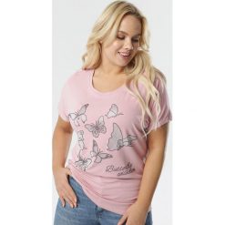 Jasnoróżowa Bluzka Quadejah. Różowe bluzki damskie Born2be, xl, z aplikacjami, z dzianiny, z okrągłym kołnierzem, z krótkim rękawem. Za 39,99 zł.
