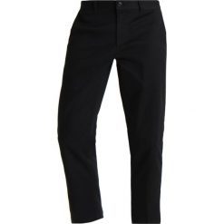 Chinosy męskie: Obey Clothing STRAGGLER FLOODED Chinosy black
