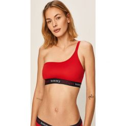 Tommy Hilfiger - Biustonosz. Czerwone biustonosze sportowe damskie TOMMY HILFIGER, s, bez wzorów, z elastanu. Za 149,90 zł.