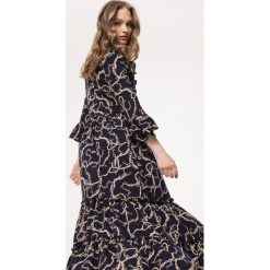 Granatowa Sukienka Crustal. Sukienki damskie Born2be, na lato, s, z aplikacjami, klasyczne, bez kołnierzyka, bez rękawów, maxi, kopertowe. Za 79,99 zł.