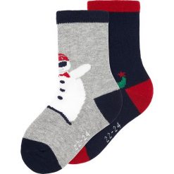 Antypoślizgowe skarpetki (2 pary) "Xmas" w kolorze szaro-granatowym. Szare skarpetki chłopięce name it boys, bez wzorów, ze skóry. W wyprzedaży za 17,95 zł.