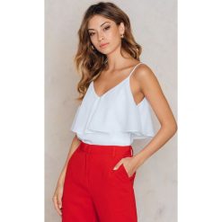 NA-KD Top z falbaną - White. Białe topy damskie NA-KD, bez wzorów, z poliesteru, z falbankami. Za 100,95 zł.