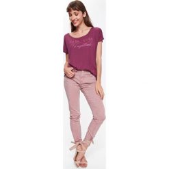 T-SHIRT DAMSKI Z NADRUKIEM, Z NAPISAMI. Fioletowe t-shirty damskie Top Secret, z nadrukiem, z dzianiny, bez kołnierzyka. W wyprzedaży za 19,99 zł.