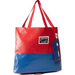 Torebka TOMMY JEANS - Tjw Pool Bag Tote AW0AW08286 BLU. Czerwone torebki klasyczne damskie Tommy Jeans, bez wzorów, z jeansu, klasyczne, na ramię, bez dodatków. Za 399,00 zł.