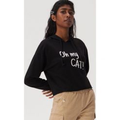 Bluza z kocimi akcentami - Czarny. Czarne bluzy damskie Sinsay, s, bez wzorów, bez rękawów, bez kaptura. Za 39,99 zł.