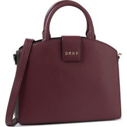 Torebka DKNY - Clara R93DAD79 Red Cmb NHH. Czerwone torebki klasyczne damskie DKNY, bez wzorów, ze skóry, klasyczne, bez dodatków. W wyprzedaży za 649,00 zł.