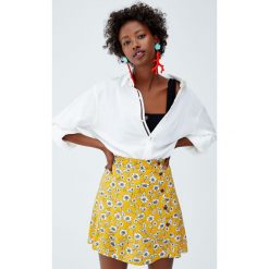 Spódnica basic z guzikami. Żółte spódniczki damskie marki Pull&Bear. Za 59,90 zł.