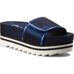 Klapki Guess Hallie FLHLI2 FAM19. Niebieskie klapki damskie Guess, z aplikacjami, bez obcasa. W wyprzedaży za 269,00 zł.