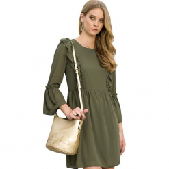 Sukienka w kolorze khaki. Brązowe sukienki marki Almatrichi, s, z okrągłym kołnierzem, midi, proste. W wyprzedaży za 179,95 zł.
