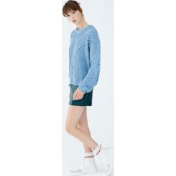 Szenilowy sweter z fantazyjnymi elementami. Niebieskie swetry klasyczne damskie marki Pull&Bear. Za 79,90 zł.