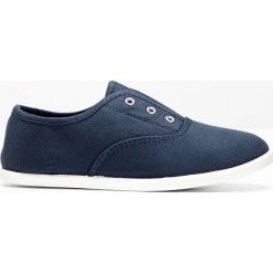 Tenisówki wsuwane bonprix ciemnoniebieski. Niebieskie buty sportowe damskie bonprix, bez wzorów, bez zapięcia. Za 37,99 zł.