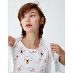 Koszulka w wydry. Białe koszulki damskie marki Pull&Bear, bez wzorów, bez kołnierzyka. Za 29,90 zł.